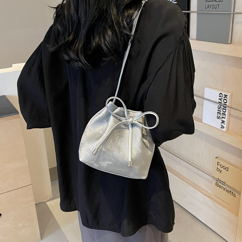 巾着 光沢素材の上品な巾着型ショルダーバッグ