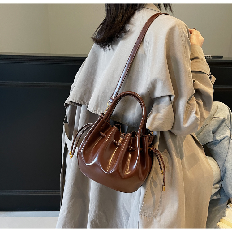 巾着 上品な光沢レザー巾着型ショルダーバッグ