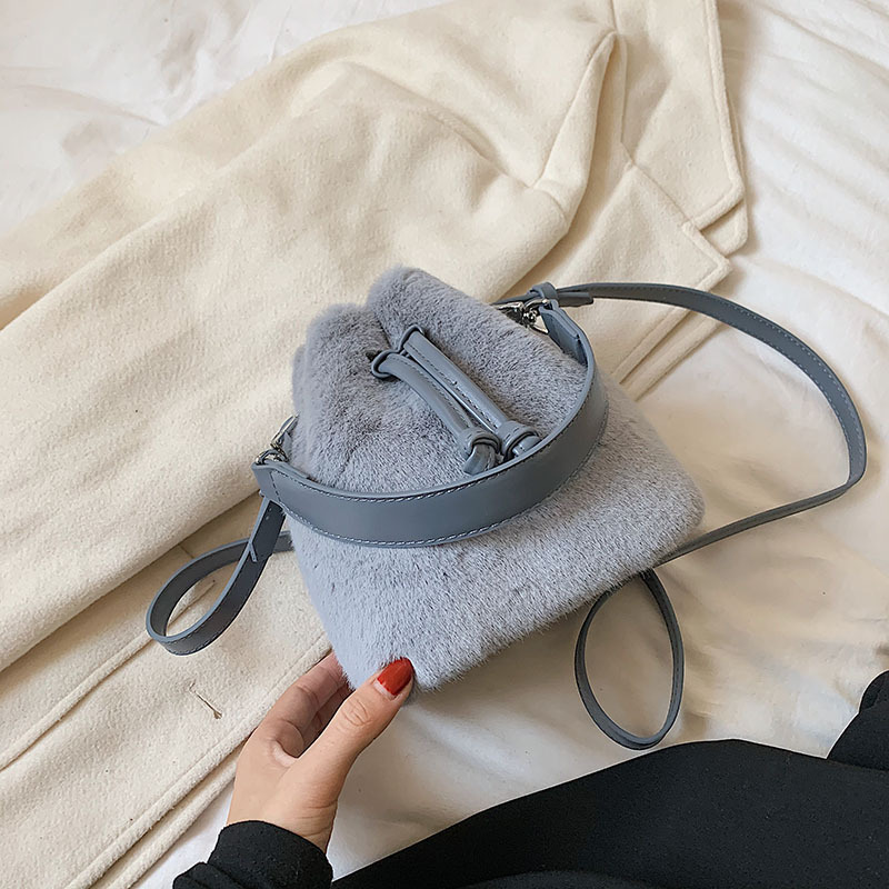 巾着 ふわふわファー素材の上品巾着トートバッグ