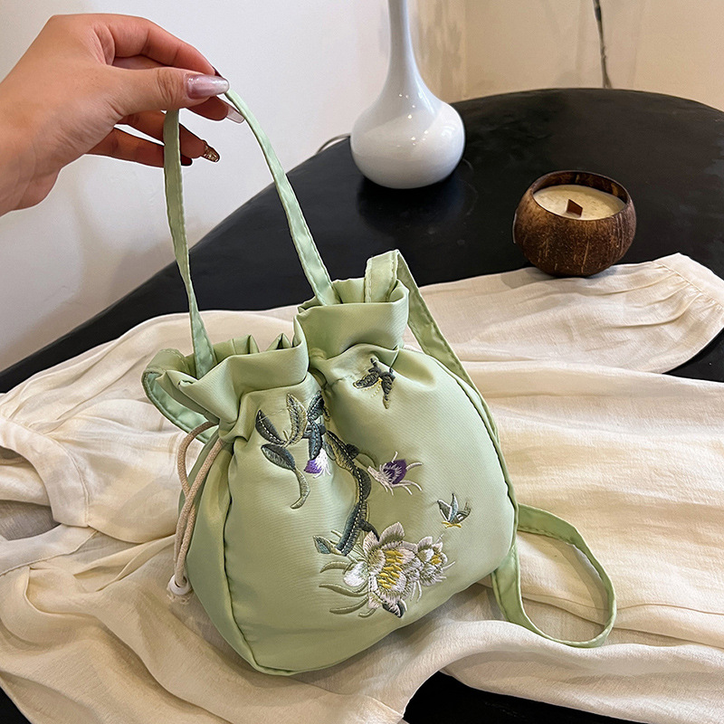 巾着 花鳥刺繍が華やぐ巾着型ショルダーバッグ