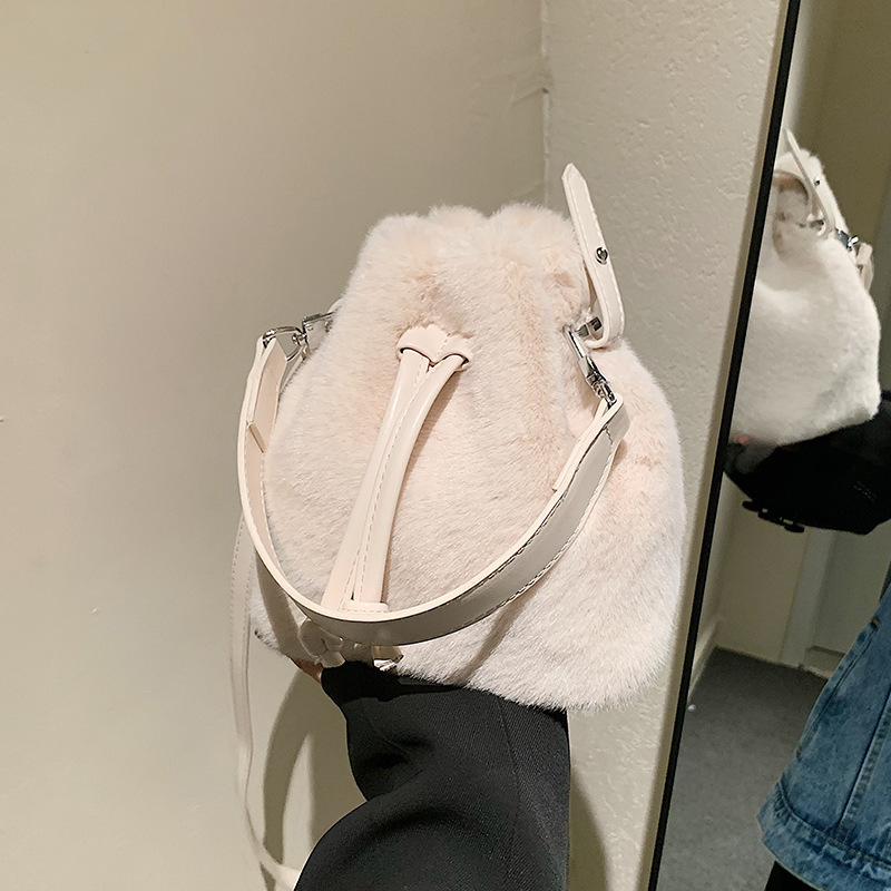 巾着 ふわふわファー素材の上品巾着トートバッグ