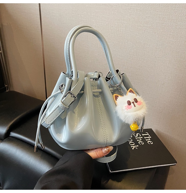 巾着 ふわふわ動物チャーム付き上品巾着トートかばん