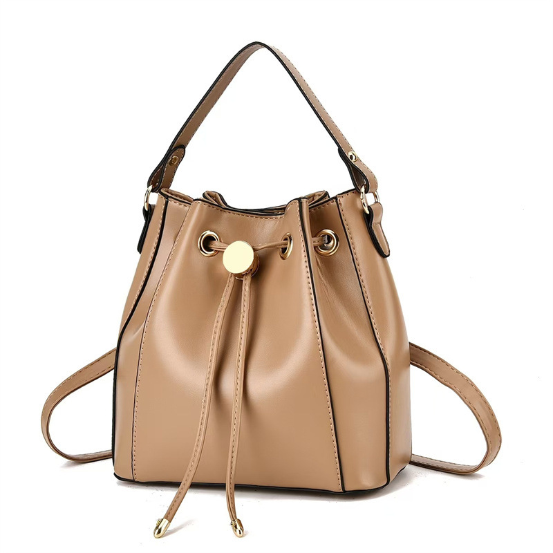 巾着 上品な金具付き巾着ショルダーバッグ