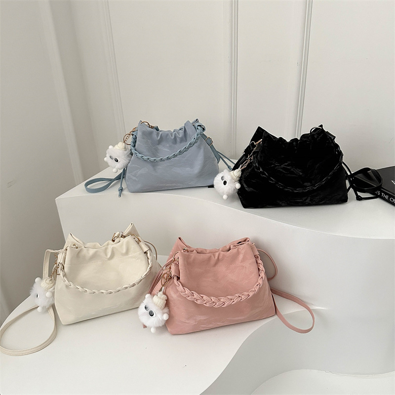 巾着 ファーチャーム付き編み込みチェーン巾着ポーチ