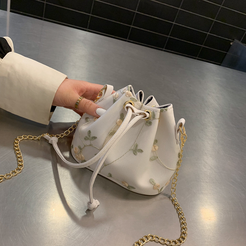 巾着 蝶々刺繍チェーン付き巾着ポーチ