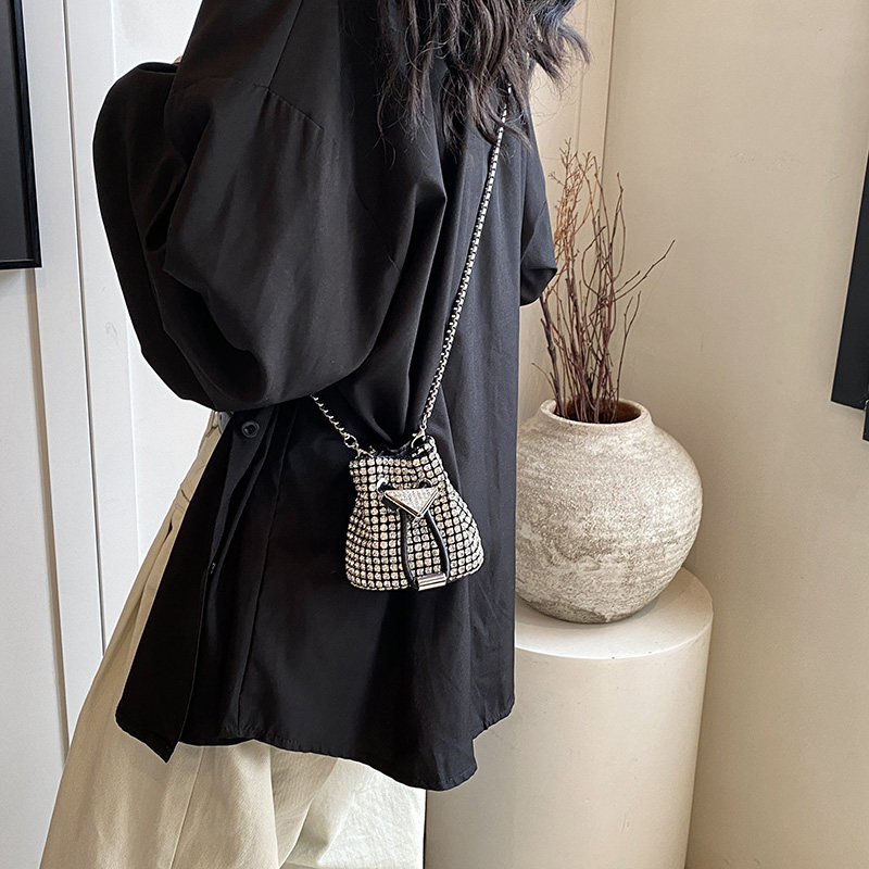 巾着 煌めきラインストーン装飾巾着ポーチ