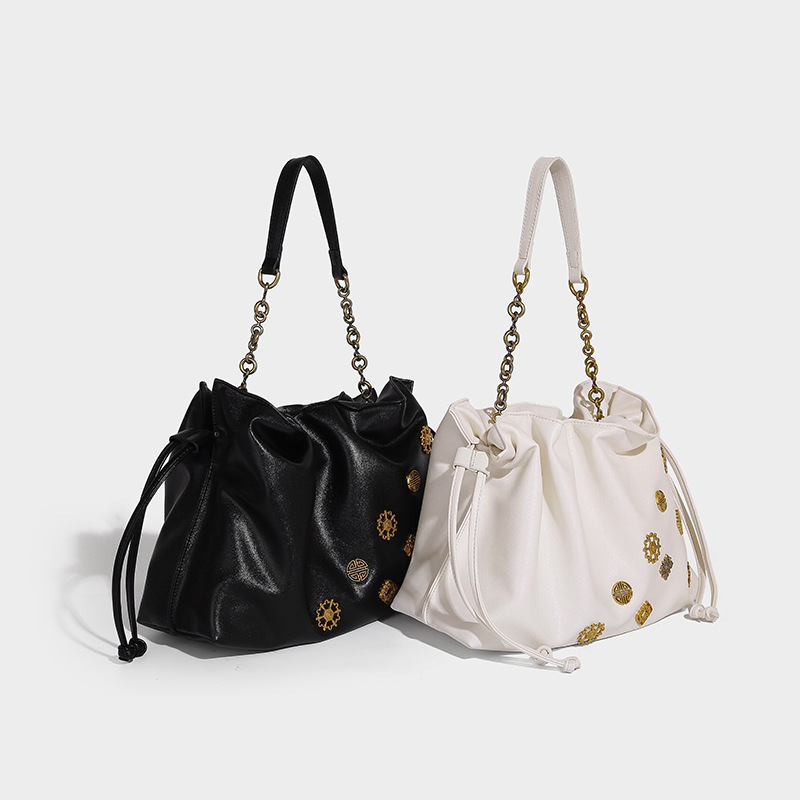 巾着 金属装飾チェーン付き巾着ショルダーバッグ