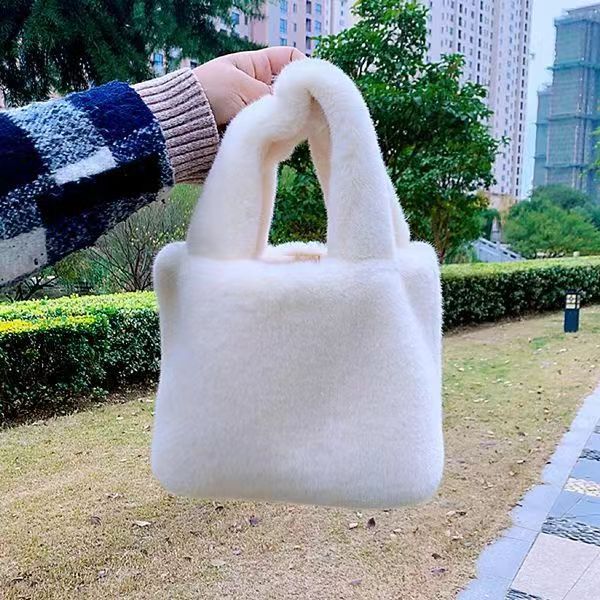 巾着 ふわふわファー素材の巾着トート鞄