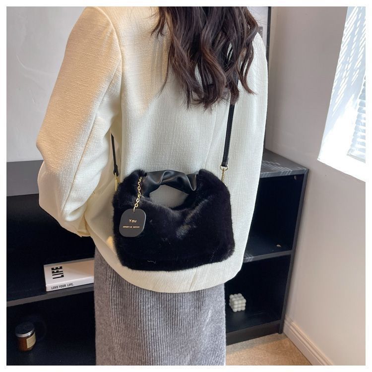 巾着 ふわふわファー素材の上品巾着型トートバッグ