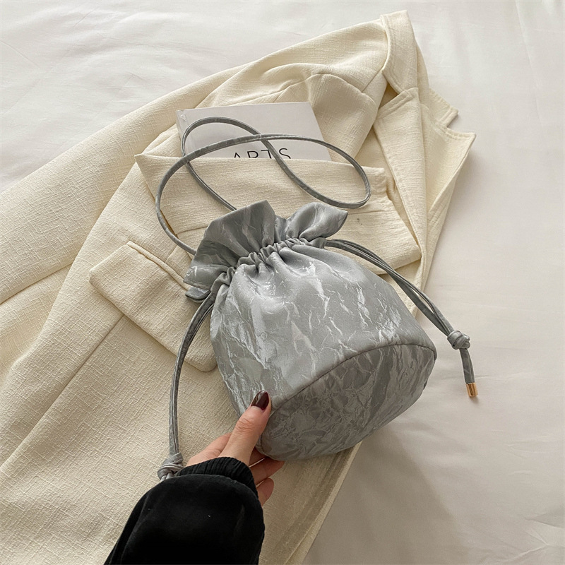 巾着 上品な質感の丸型巾着ショルダー鞄