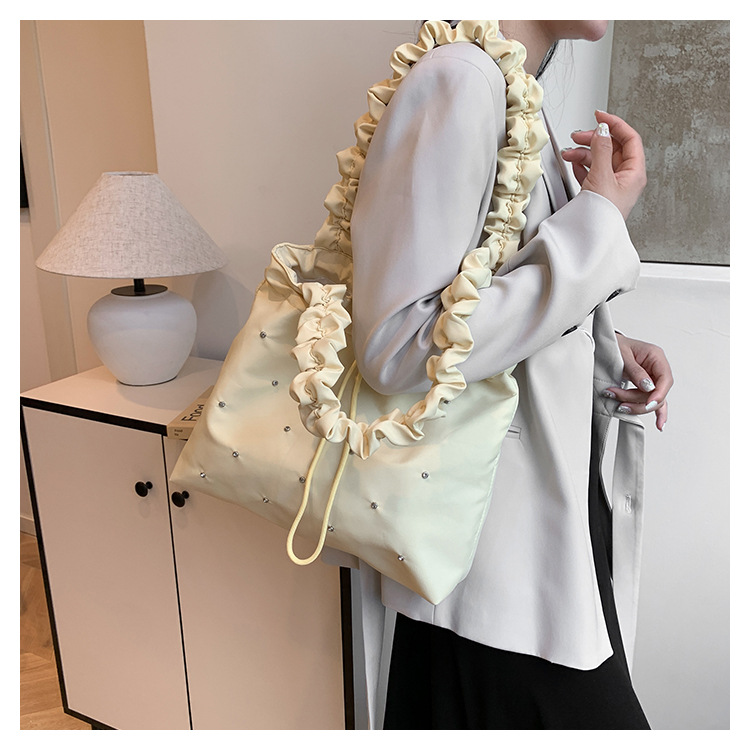 巾着 フリル持ち手スタッズ付き巾着ショルダー鞄