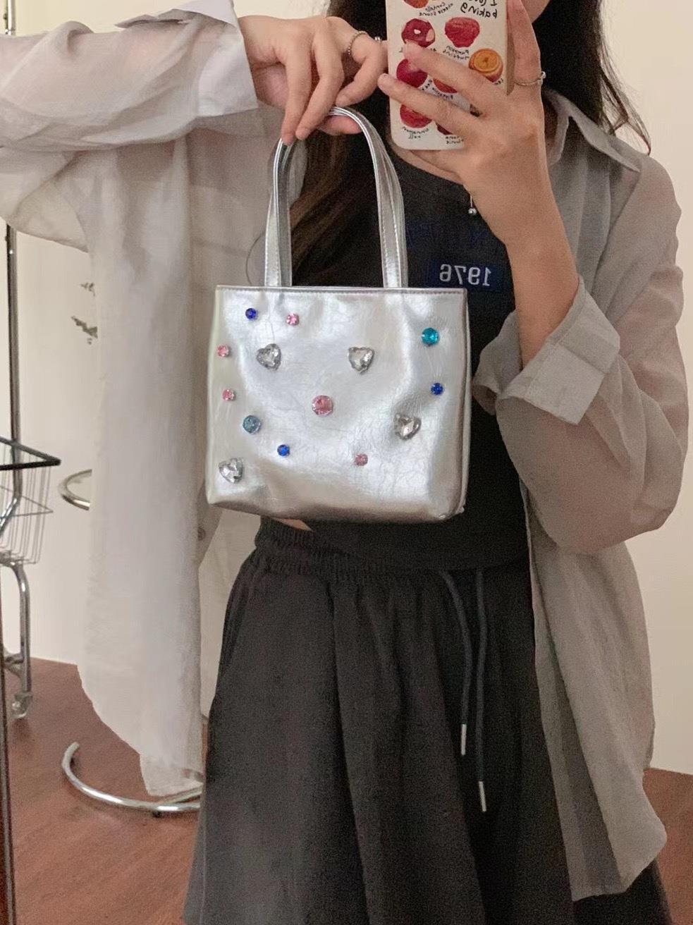 巾着 宝石風装飾が輝く上品な巾着トート