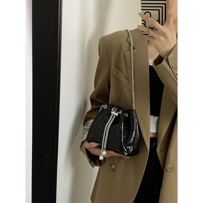 巾着 型押しメタリック巾着チェーンショルダー鞄