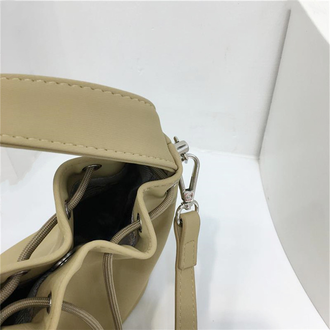 巾着 上品シルエット巾着ポーチ