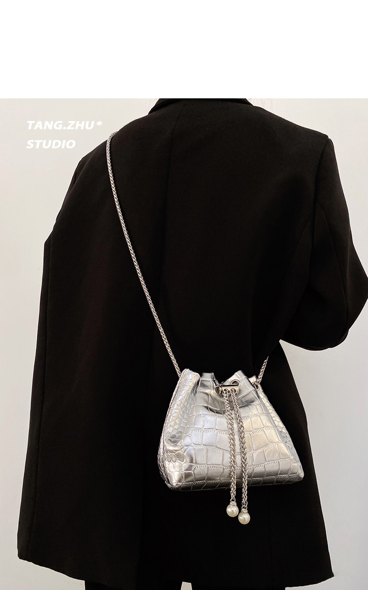 巾着 型押しメタリック巾着チェーンショルダー鞄