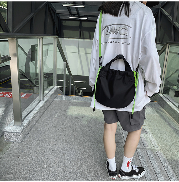 巾着 配色紐がアクセントの軽量巾着ショルダー鞄