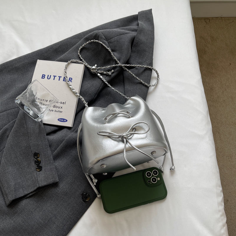 巾着 リボンモチーフ付き艶感レザー調巾着ショルダーバッグ