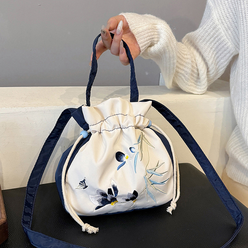 巾着 花鳥刺繍が華やぐ巾着型ショルダーバッグ