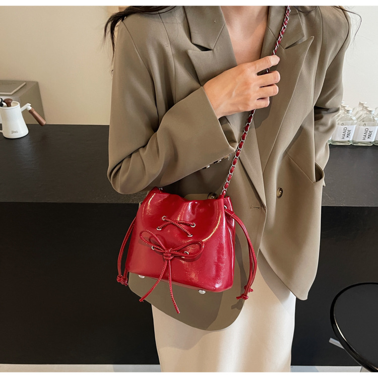 巾着 リボンモチーフ付き艶感レザー調巾着ショルダーバッグ