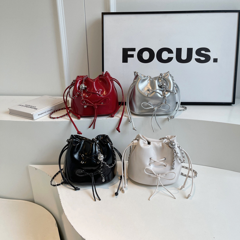 巾着 リボンモチーフ付き艶感レザー調巾着ショルダーバッグ