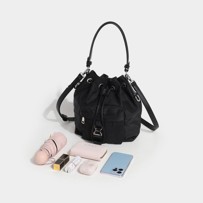 巾着 多機能ポケット付き巾着ショルダーバッグ