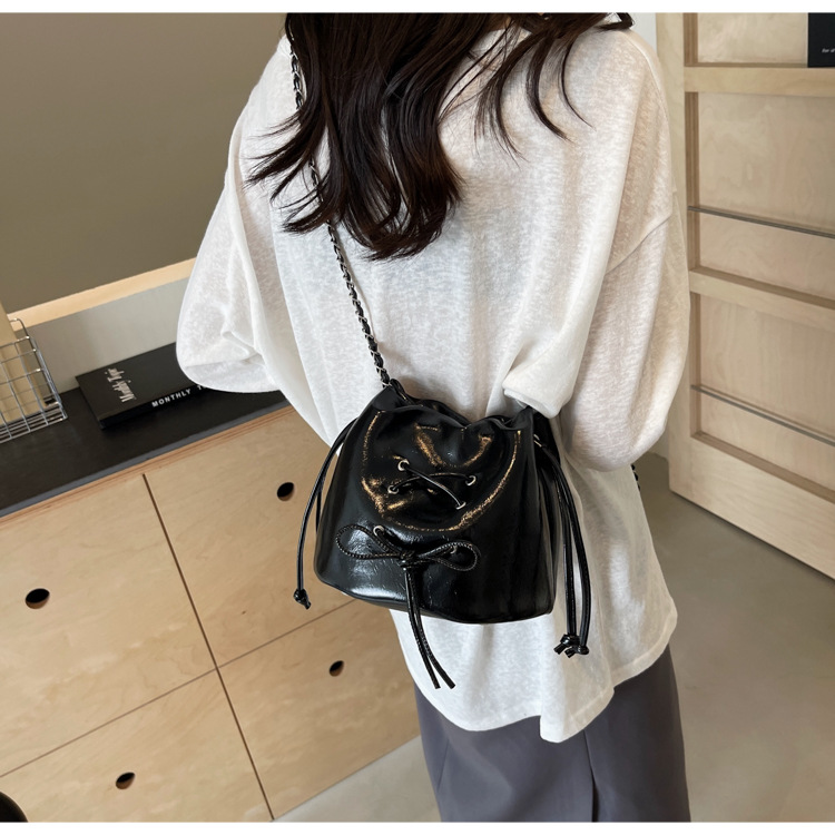 巾着 リボンモチーフ付き艶感レザー調巾着ショルダーバッグ