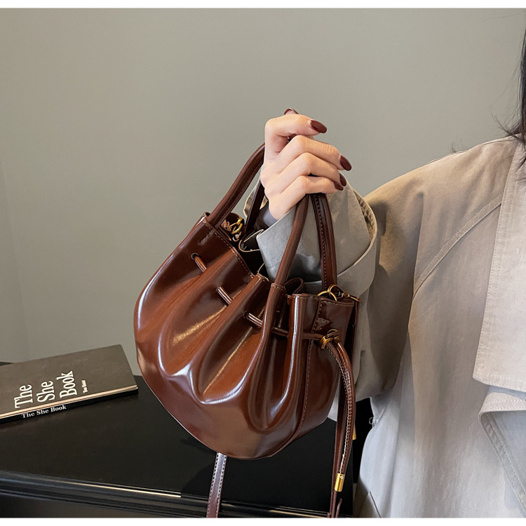 巾着 上品な光沢レザー巾着型ショルダーバッグ