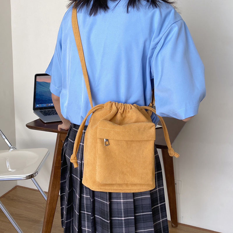 巾着 コーデュロイ風前ポケット付き巾着型ショルダーかばん
