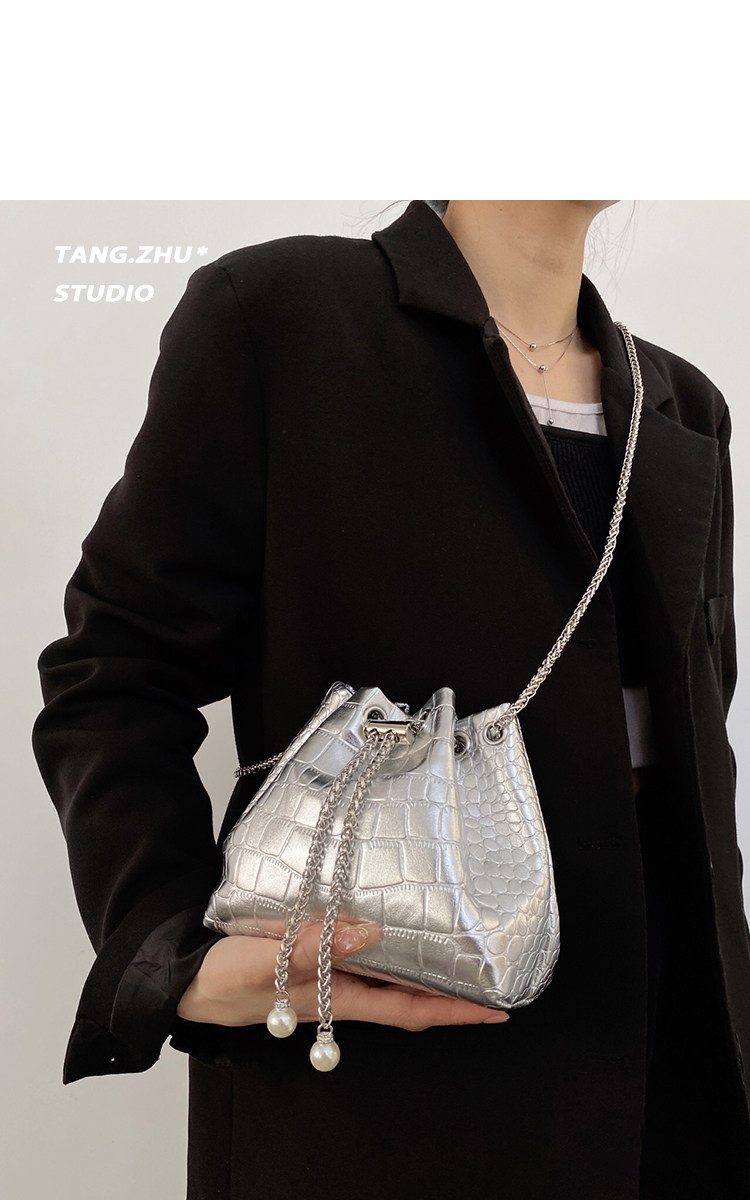 巾着 型押しメタリック巾着チェーンショルダー鞄