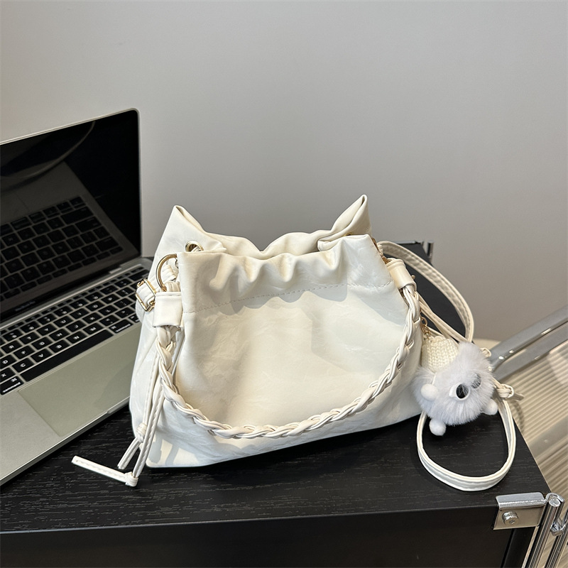 巾着 ファーチャーム付き編み込みチェーン巾着ポーチ