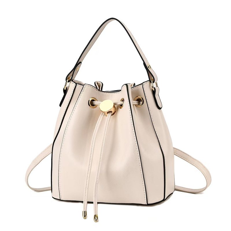 巾着 上品な金具付き巾着ショルダーバッグ