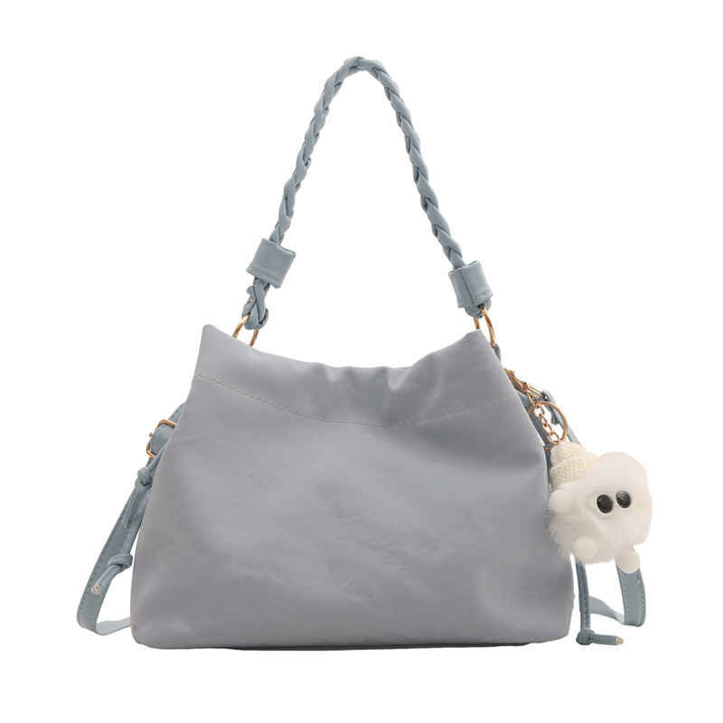 巾着 ファーチャーム付き編み込みチェーン巾着ポーチ