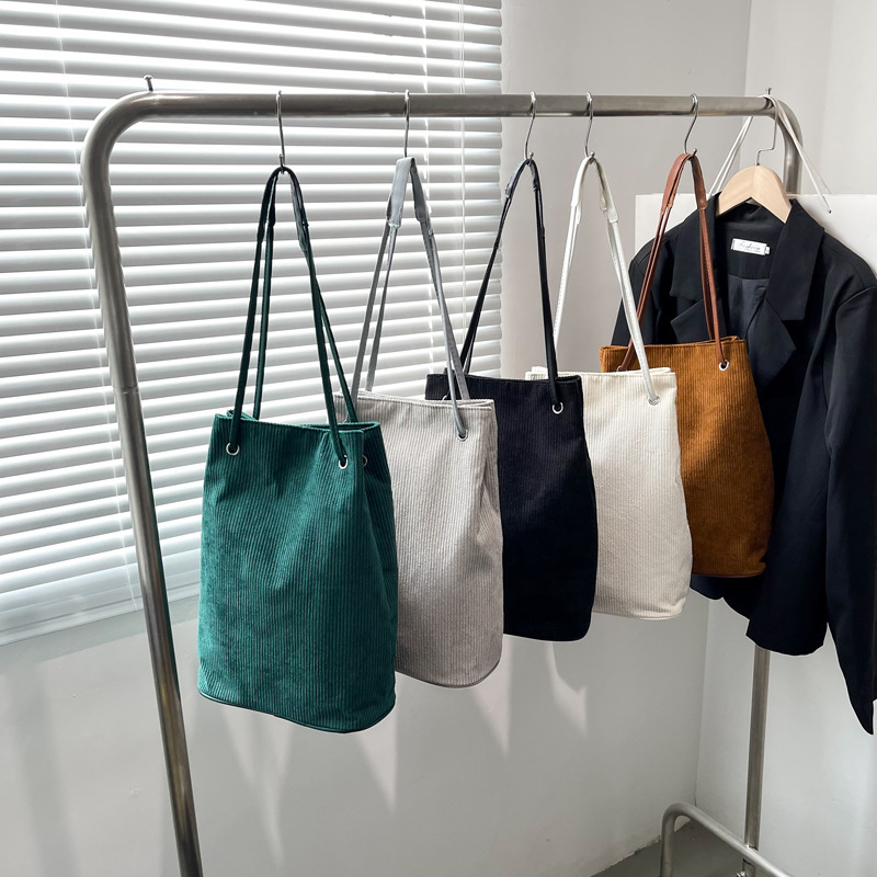 巾着 コーデュロイ素材の巾着型ショルダー鞄