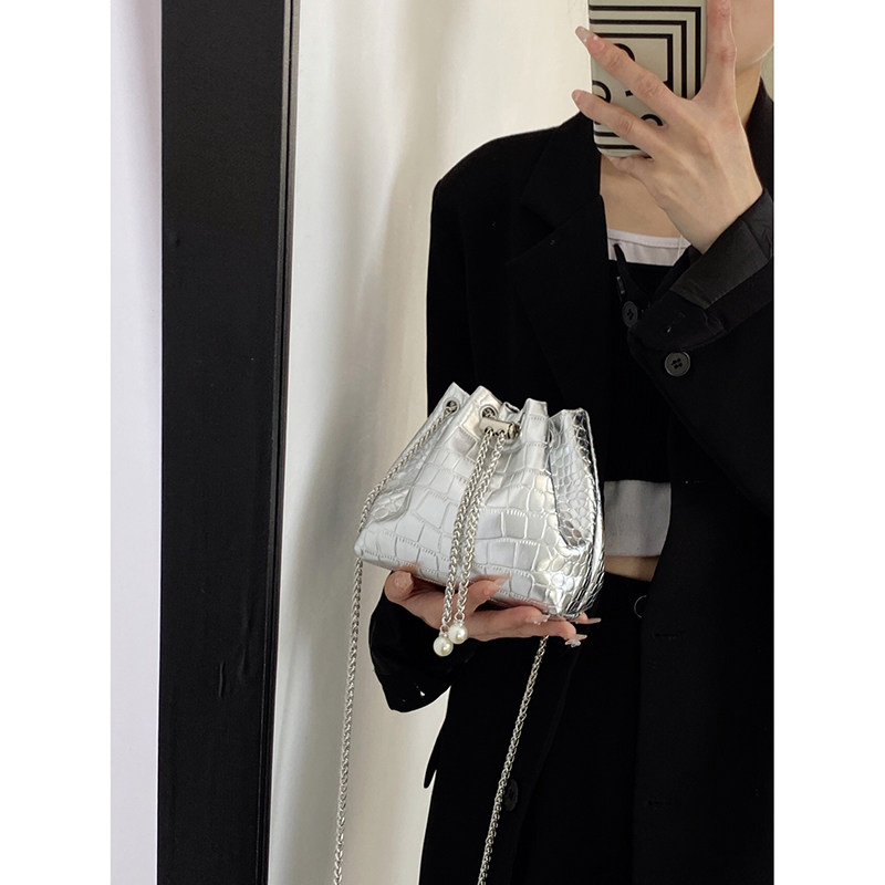 巾着 型押しメタリック巾着チェーンショルダー鞄