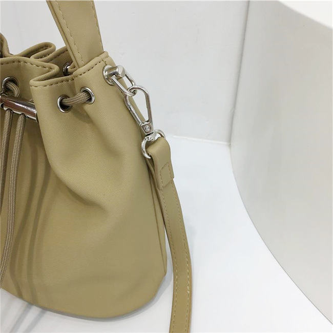 巾着 上品シルエット巾着ポーチ
