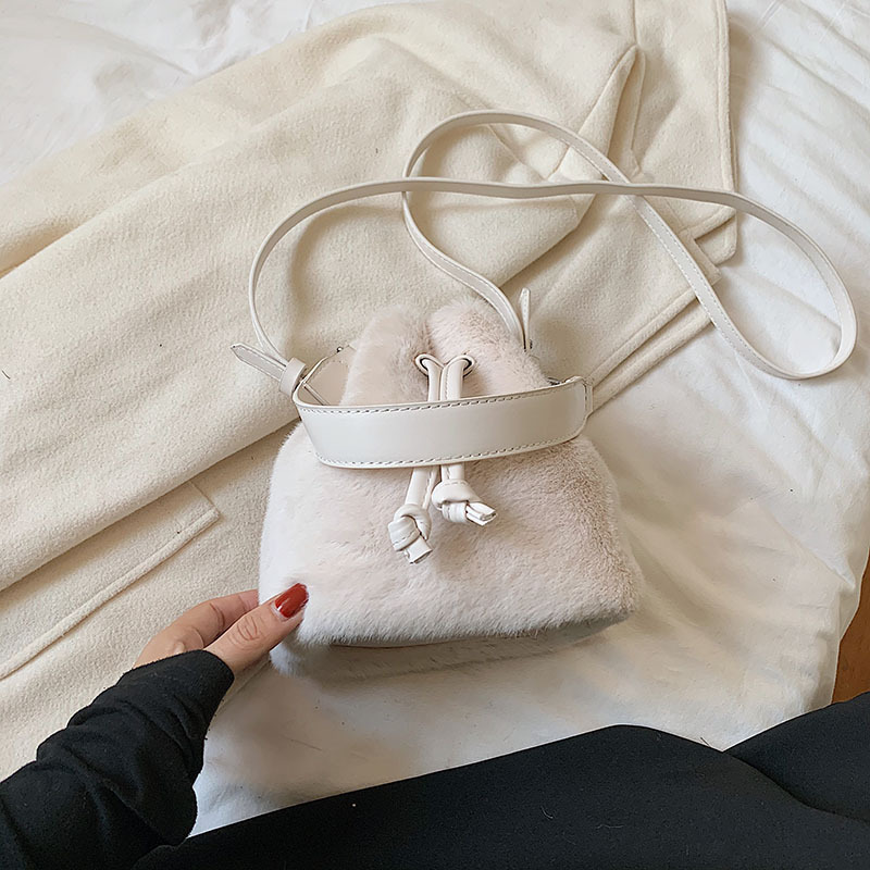 巾着 ふわふわファー素材の上品巾着トートバッグ