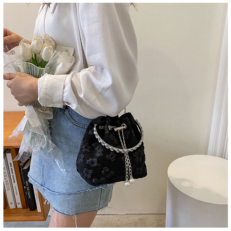 巾着 花柄刺繍チェーンストラップ巾着型鞄