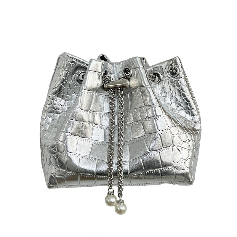 巾着 型押しメタリック巾着チェーンショルダー鞄