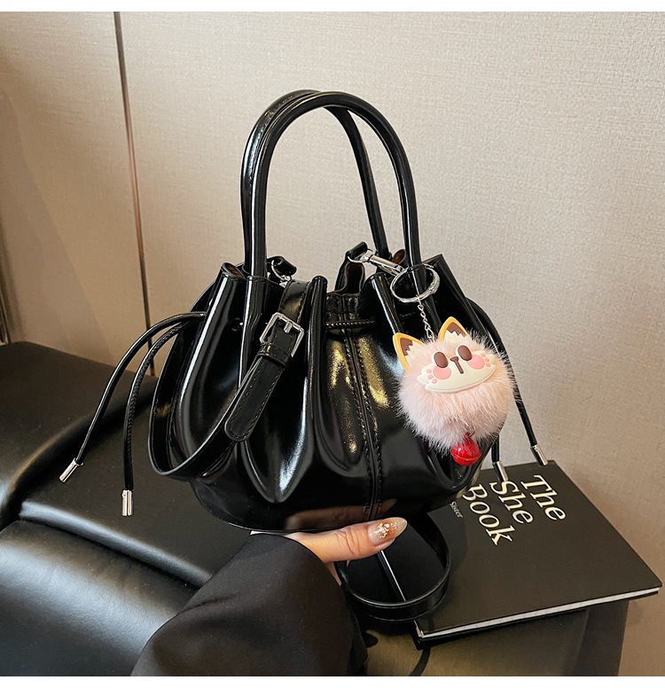 巾着 ふわふわ動物チャーム付き上品巾着トートかばん