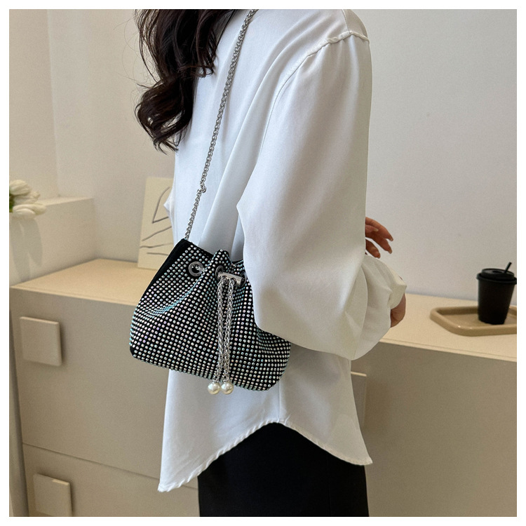 巾着 煌めくラインストーン装飾巾着ショルダー鞄