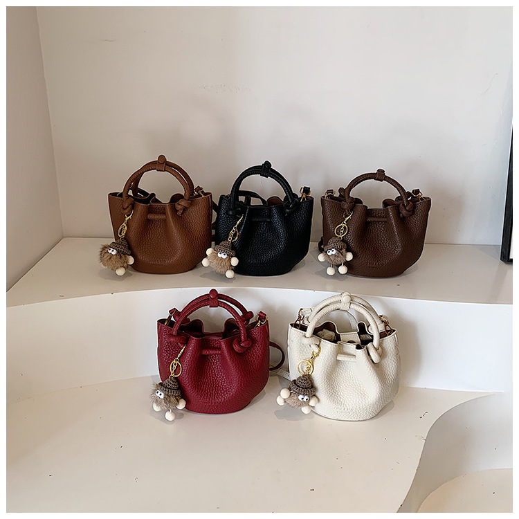 巾着 パールチャーム付き型押しレザー風巾着ショルダーバッグ