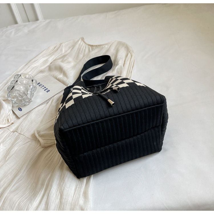 巾着 市松模様ニット編み巾着型ショルダー鞄