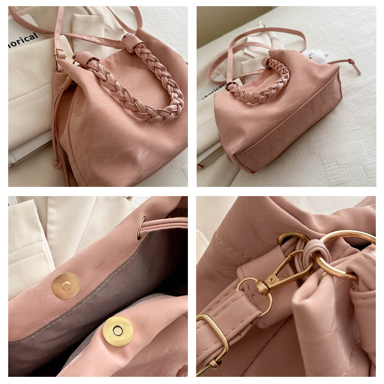 巾着 ファーチャーム付き編み込みチェーン巾着ポーチ