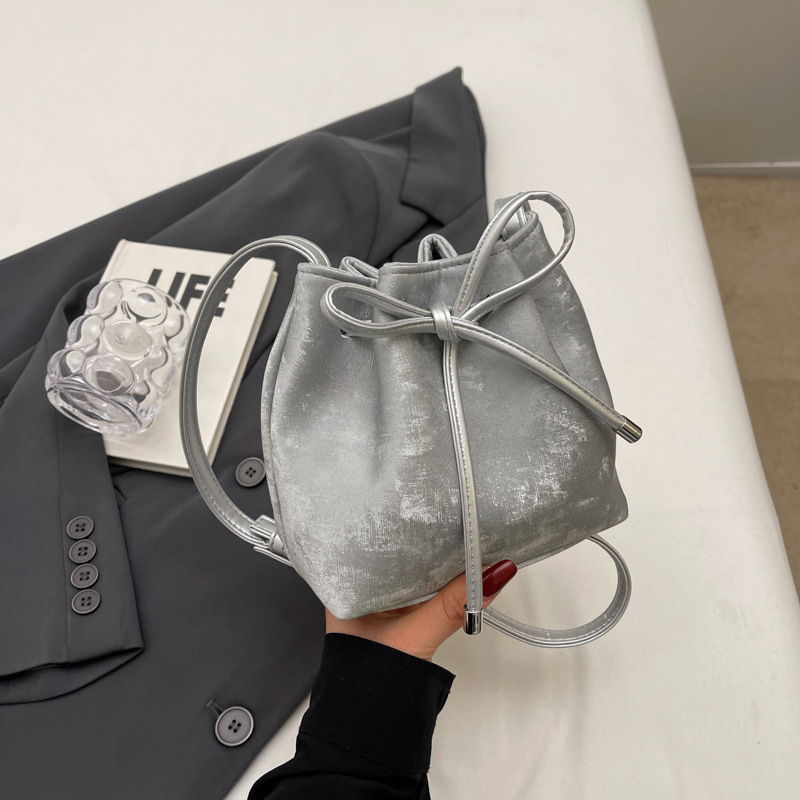 巾着 光沢素材の上品な巾着型ショルダーバッグ