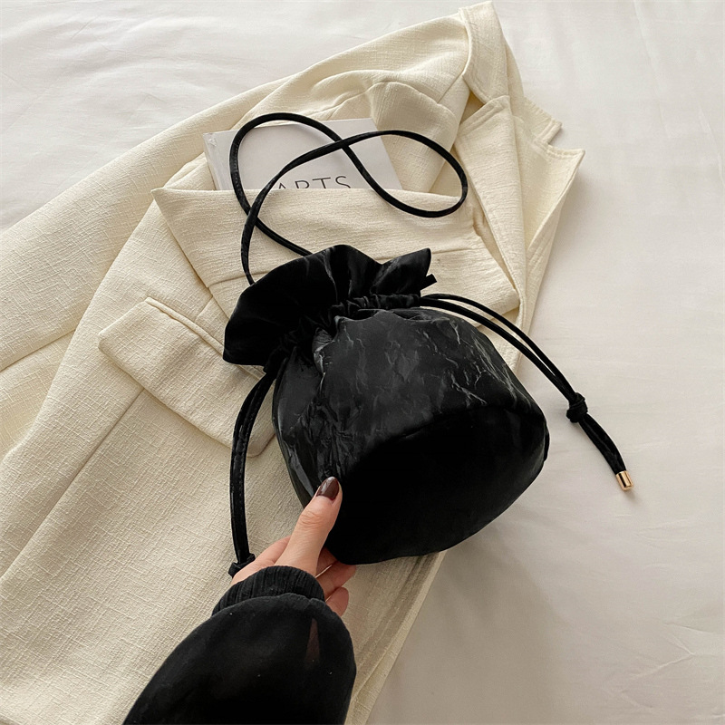 巾着 上品な質感の丸型巾着ショルダー鞄