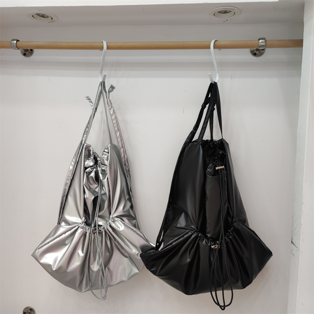 巾着 光沢素材の巾着リュックサック