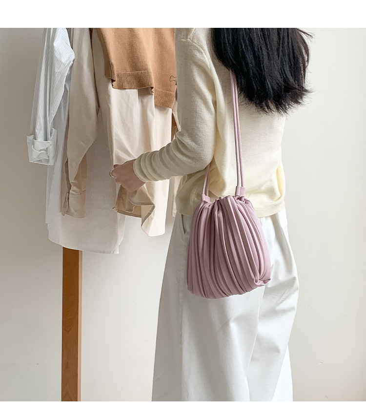 巾着 プリーツレザー調巾着ショルダーバッグ