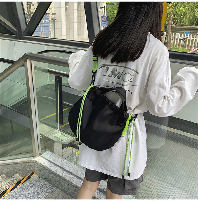 巾着 配色紐がアクセントの軽量巾着ショルダー鞄