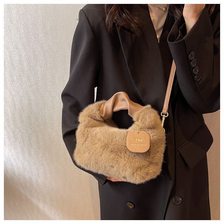巾着 ふわふわファー素材の上品巾着型トートバッグ