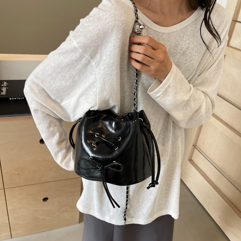 巾着 リボンモチーフ付き艶感レザー調巾着ショルダーバッグ